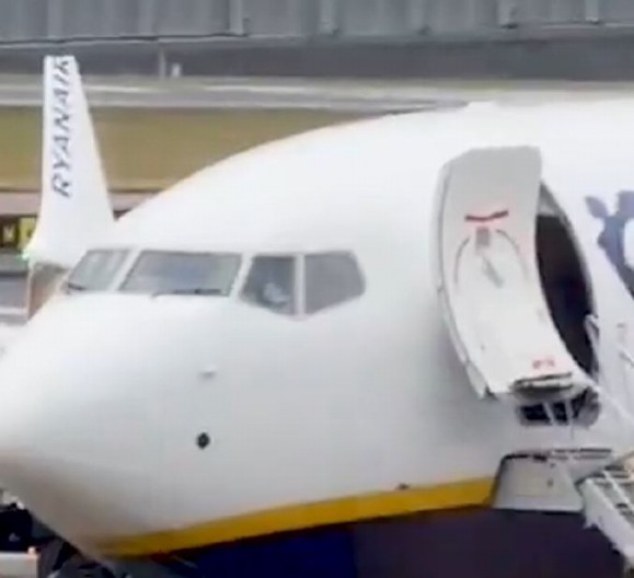 HAOS U BRITANIJI! Avoin se zakucao u cisternu, putnici hitno evakuisani! (VIDEO)