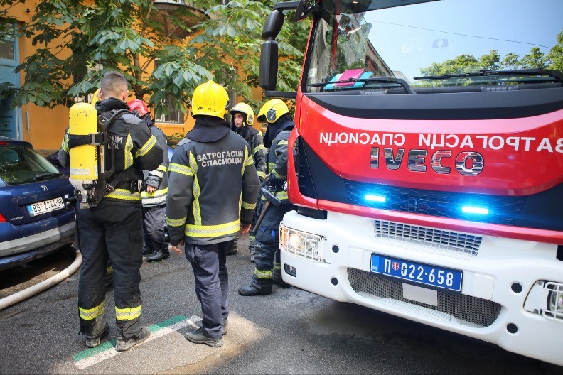 DOLIJAO Podmetnuo požar u kom su izgorela tri automobila