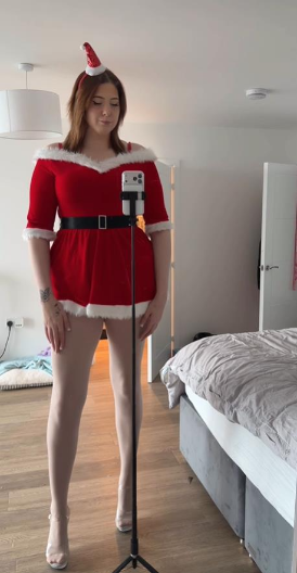 PRAZNIČNI FETIŠI Kejti ima dva metra, a momci žele da ih gazi u kostimu BABA MRAZICE (VIDEO)