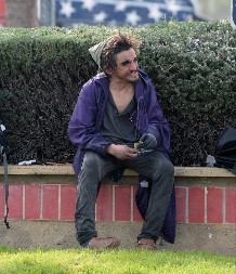 Poznati glumac prljav, gladan i pocepan spava na ulici: Ljudi gledaju i plaču, kako mu se ovo desilo? 