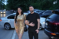 PEVAČ DOŽIVEO SAOBRAĆAJNU NEZGODU Sleteo sa puta, automobil potpuno uništen! 