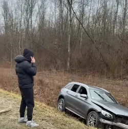 POZNATI PEVAČ DOŽIVEO SAOBRAĆAJNU NEZGODU Automobil završio u kanalu pored autoputa 