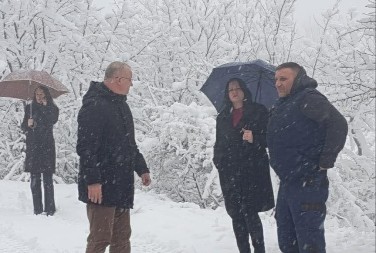 JAKA MEĆAVA U SRPSKOM GRADU, SNEG NE PRESTAJE DA VEJE Sve raspoložive ekipe na terenu - hitno se čiste gradski i seoski putevi (FOTO)