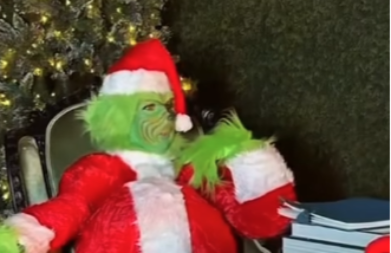 Pogodite ko se krije iza kostima: Legendarna pevačica nasmejala svet ovom pojavom, pa onda otpevala svoj najveći hit