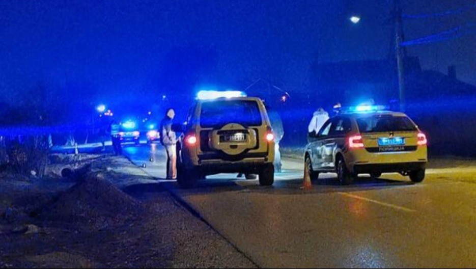 AUTOMOBIL POTPUNO UNIŠTEN U TEŠKOM UDESU Delovi rasuti po putu