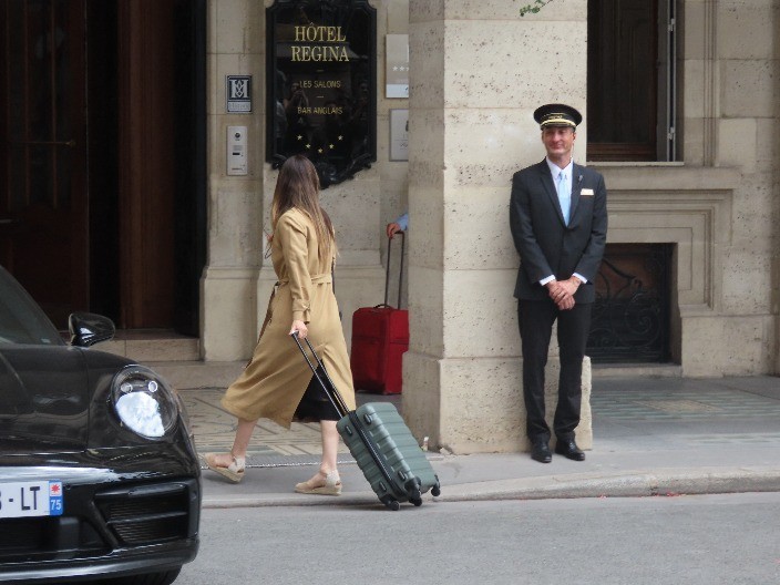 PLAŠI SE DEDA MRAZA Ćerka (2) slavne glumice ne želi poklone od njega, traži da joj ih uruči ovo čudovište