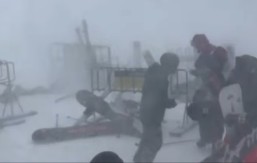 SNEŽNA OLUJA ODUVALA LJUDE Zastrašujuća scena kod žičara snimljena kamerom