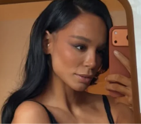 SKINULA SE EDITA Pevačica menja poze u čipkastom donjem vešu! (FOTO)