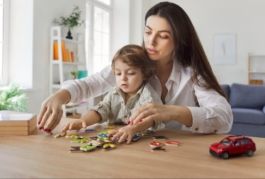 SKANDAL KOJI JE ZGROZIO JAVNOST Poznati voditelj doživeo dramu, kad su videli šta je bebisiterka uradila detetu, umalo se onesvestili od šoka! 