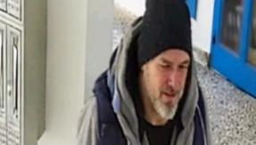 POLICIJA TRAGA ZA OVIM ČOVEKOM! On je isekao baku na Novom Beogradu!