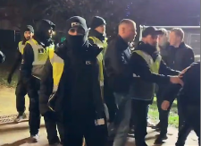 HOROR U ZIMSKOJ BAJCI: Pesnice lete, žene vrište, policija vadi tejzere (VIDEO)