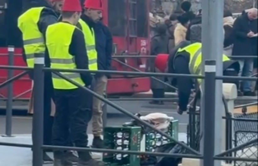 CRVENI FESOVI I PRASENCE Bizaran performans blokadera u centru Beograda!