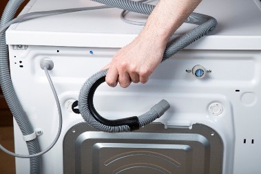 Nije dovoljno samo očistiti vidljive delove na mašini, nego... Gde se sve nakuplja prljavština koja usmrdi veš, ovo tajno mesto mora da očistite obavezno