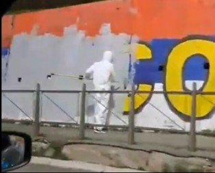 Ko i zašto prekrečava srpske trobojke u Beogradu? (VIDEO)