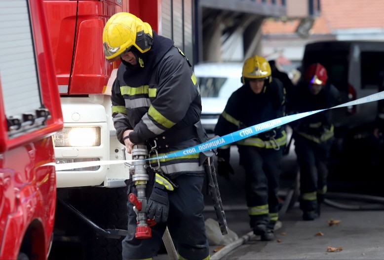 BAKA STRADALA U POŽARU Vatrogasci provalili u stan i zatekli ugljenisano telo