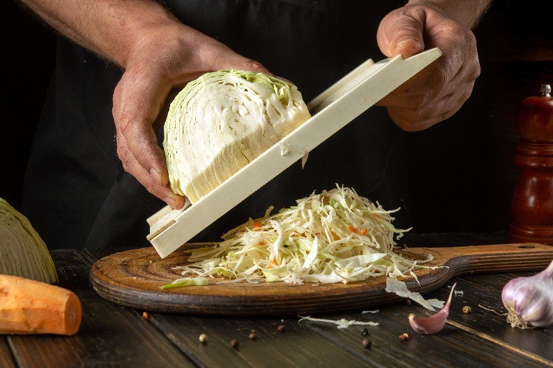 Nema haosa, ni džombastih delova, nego su sitni, tanki... Kako savršeno izrendati kupus, ovaj trik je čudo neviđeno