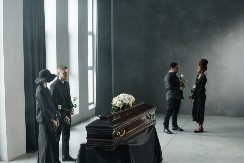 SKANDAL U MRTVAČNICI Radnici pripremali telo za sahranu, sekund kasnije - umalo se onesvestili od šoka! (VIDEO)