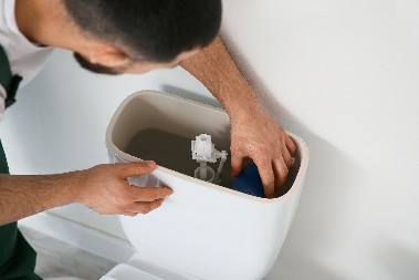 Šta će flaša u vodokotliću? Vodoinstalateri se kunu u ovaj trik, kažu nema ništa bolje za WC šolju od ovoga