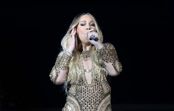 Kraljica zime ponovo održala modnu lekciju: Legendarna pevačica pokazala šta će i ove godine biti hit, ovo žene u Srbiji baš vole