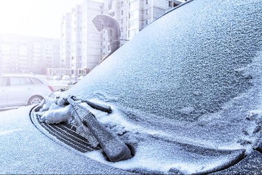 EVO KAKO NAJBRŽE ODMRZNUTI AUTOMOBIL: Nikako ne sipajte vrelu vodu na zaleđeno staklo!