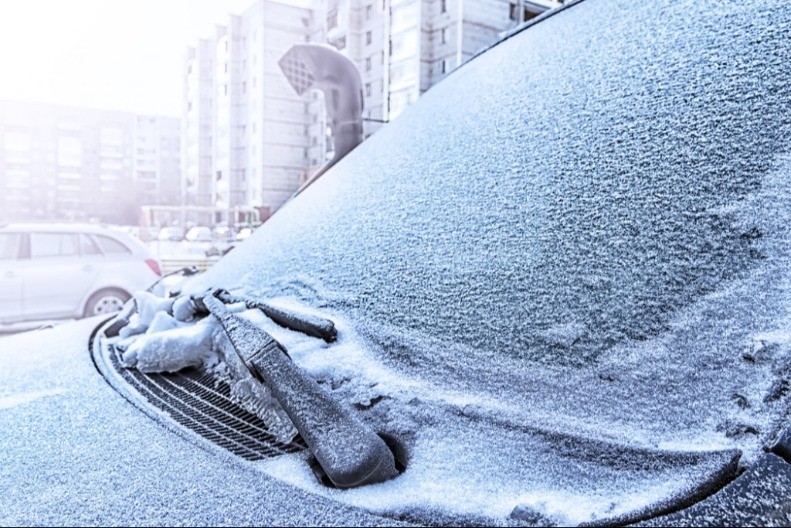 EVO KAKO NAJBRŽE ODMRZNUTI AUTOMOBIL: Nikako ne sipajte vrelu vodu na zaleđeno staklo!