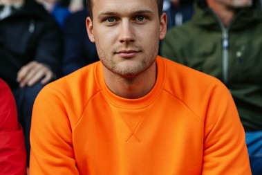 ŠOKANTNA ISTINA O TROUGLU NA MAJICAMA: Nije samo ukras, pre 100 godina je imao ovu praktičnu svrhu!