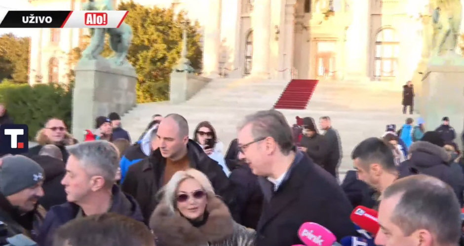 VUČIĆ SA NARODOM U CENTRU GRADA: Građani čestitaju Novu godinu dok najsrdačnije pozdravljaju predsednika (VIDEO)
