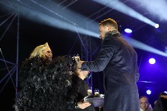 BEKVALČEVA TAČNO U PONOĆ POLJUBILA OVOG POLITIČARA Njemu prvo čestitala!