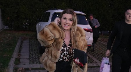 VIKI MILJKOVIĆ SA OVIM MUŠKARCEM DOČEKALA NOVU GODINU Zajedno publici poželeli srećnu 2026!