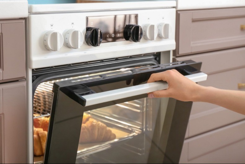 Skriveno dugme na rerni koje skoro niko ne koristi: Zbog njega masnoća nestaje sa stakla za nekoliko minuta i to bez ribanja