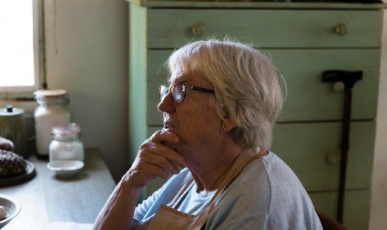 Svekrva je došla da mi sredi kuću posle praznika: Na zid dnevne sobe okačila je jezivu fotografiju, pogledajte koliko je zla!