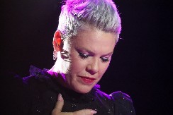 Pevačica Novu godinu dočekala u bolnici: Dok su muž i deca slavili, ona je bila sama u bolničkom krevetu