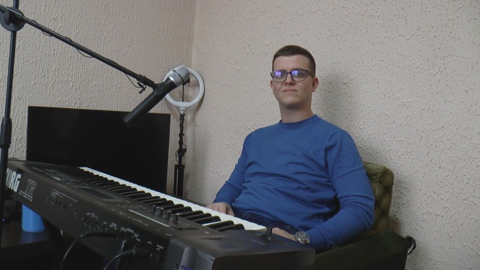 DOK SELO SPAVA, JA VEŽBAM ZA SVIRKE Miloš iz okoline Šapca zarađuje od 13. godine da bi pomogao majci