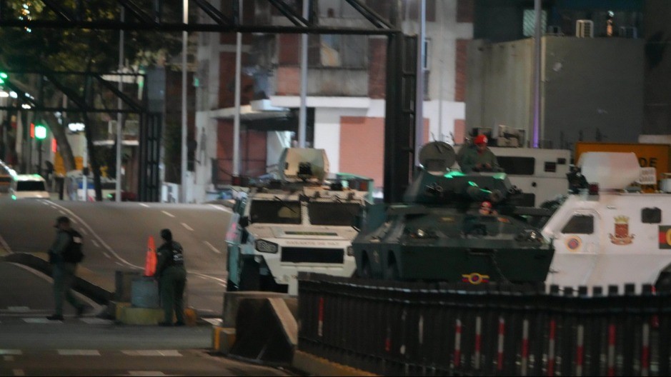 KARAKAS POSLE UDARA AMERIKE: Puste ulice, dim i vojska na punktovima (FOTO)