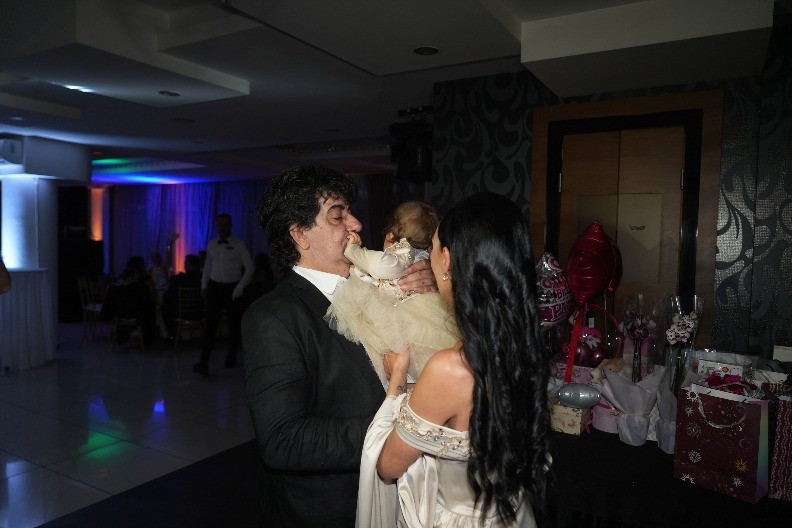 "NISAM PRIČAO SA SINOM, POVREDIO SAM GA" Poznati kompozitor oženio 30 godina mlađu, sada otkrio bolne detalje 