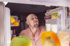 ŽENA OBJAVILA VIDEO, LJUDI NA MREŽAMA PLAČU OD SMEHA "Evo šta se desi kad zamolim muža da stavi šerpu u frižider"