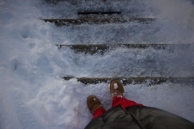 Svi odmah bace so, a ona može oštetiti beton ili pločice, ovo je 100 puta bolje: Kako momentalo otopiti led sa stepeništa?