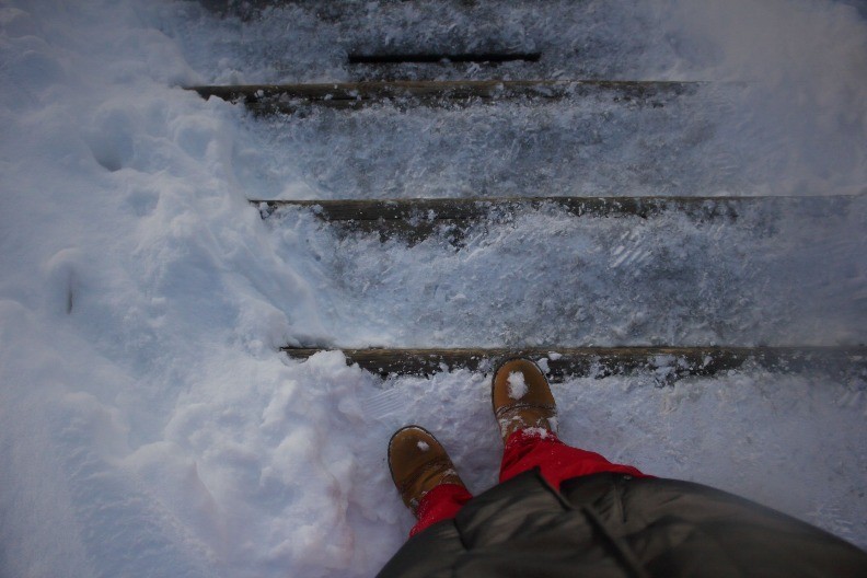 Svi odmah bace so, a ona može oštetiti beton ili pločice, ovo je 100 puta bolje: Kako momentalo otopiti led sa stepeništa?