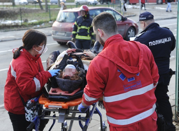 STRAVIČNA NESREĆA U PROKUPLJU Ženu udario automobil na pešačkom prelazu 