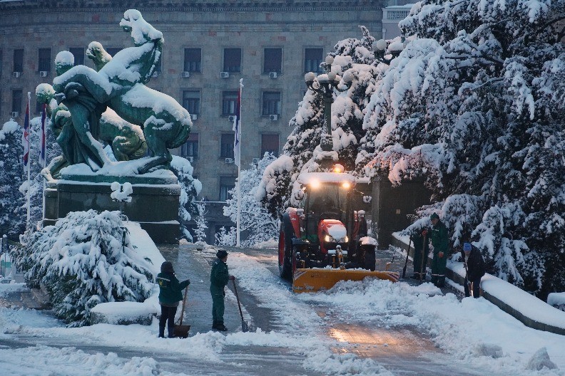 MAŠINE U POGONU, PREKO 1.000 LJUDI ČISTI SNEG Evo kako izgleda akcija u Beogradu, RHMZ najavio opasnu pojavu!