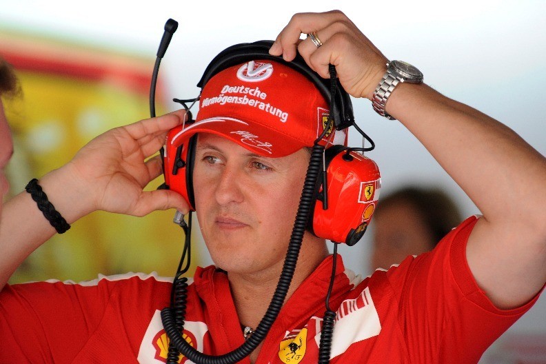 PRILIČNE NEUKUSNO Vozač F1 se obukao kao Šumaher i pozirao na mestu gde je on umalo poginuo (FOTO)