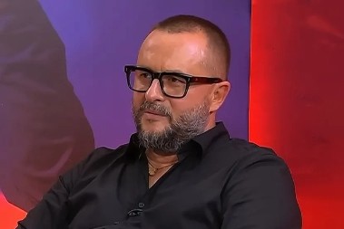 STRUČNJAK ZA AVIJACIJU ZAPUŠIO USTA BLOKADERU IVANU IVANOVIĆU Vređao srpsku nacionalnu kompaniju jer mu kasni let, a onda je usledio šamar otrežnjenja!