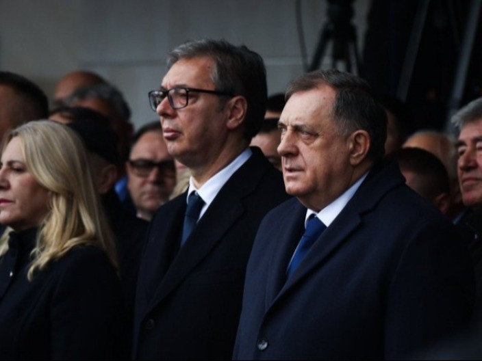 PRED NAMA JE VEOMA TEŠKA GODINA, EKONOMSKI USPEŠNA A POLITIČKI NAJTEŽA Vučić na otvaranju bolnice u Trebinju: Volimo Srpsku i ne stidimo se da to kažemo! 