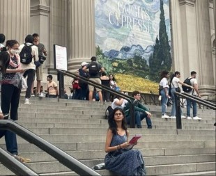 Od perona do Šanela: Studentkinju snimili dok je čekala voz, danas ispisuje istoriju svetske mode