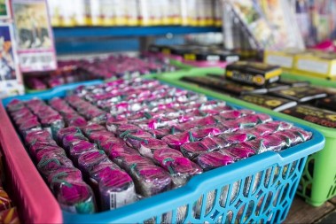 ZAPLENJENO PREKO 33.000 PETARDI U KRAGUJEVCU Mladić (25) uhvaćen pored improvizovanog štanda