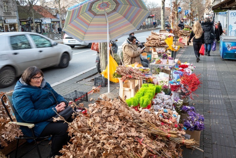 Na istoku Srbije ljudi ih i dalje seku - evo cena badnjaka i svega ostalog što danas morate da imate