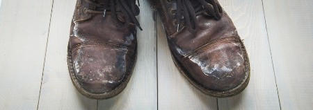 So sa trotoara uništava obuću: Sa ovim skinete bele fleke sa za par minuta i izgledaće kao nova