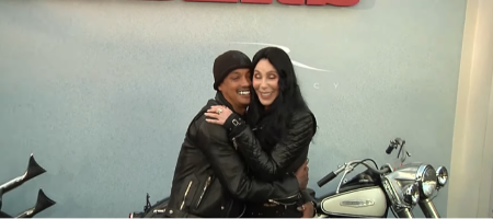 ŽELJE SE ISPUNJAVAJU Šer je tražila ove 2 stvari pre nego što je upoznala 40 godina mlađeg, posrećilo joj se samo tako! 