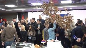 SNS OBELEŽAVA BADNJI DAN Badnjak unet u prostorije stranke: Sačuvaćemo državu i narod (VIDEO)