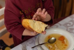 Ovako se pravilno stavlja novčić u česnicu: A ako ga niko ne izvuče – to nosi posebno značenje